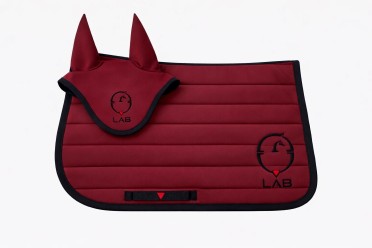 Vestrum Set LAB Pegasus Saddle Pad & Earnet Jumping | Ruby Red Vestrum Set LAB Pegasus Saddle Pad & Earnet Jumping | Ruby Red