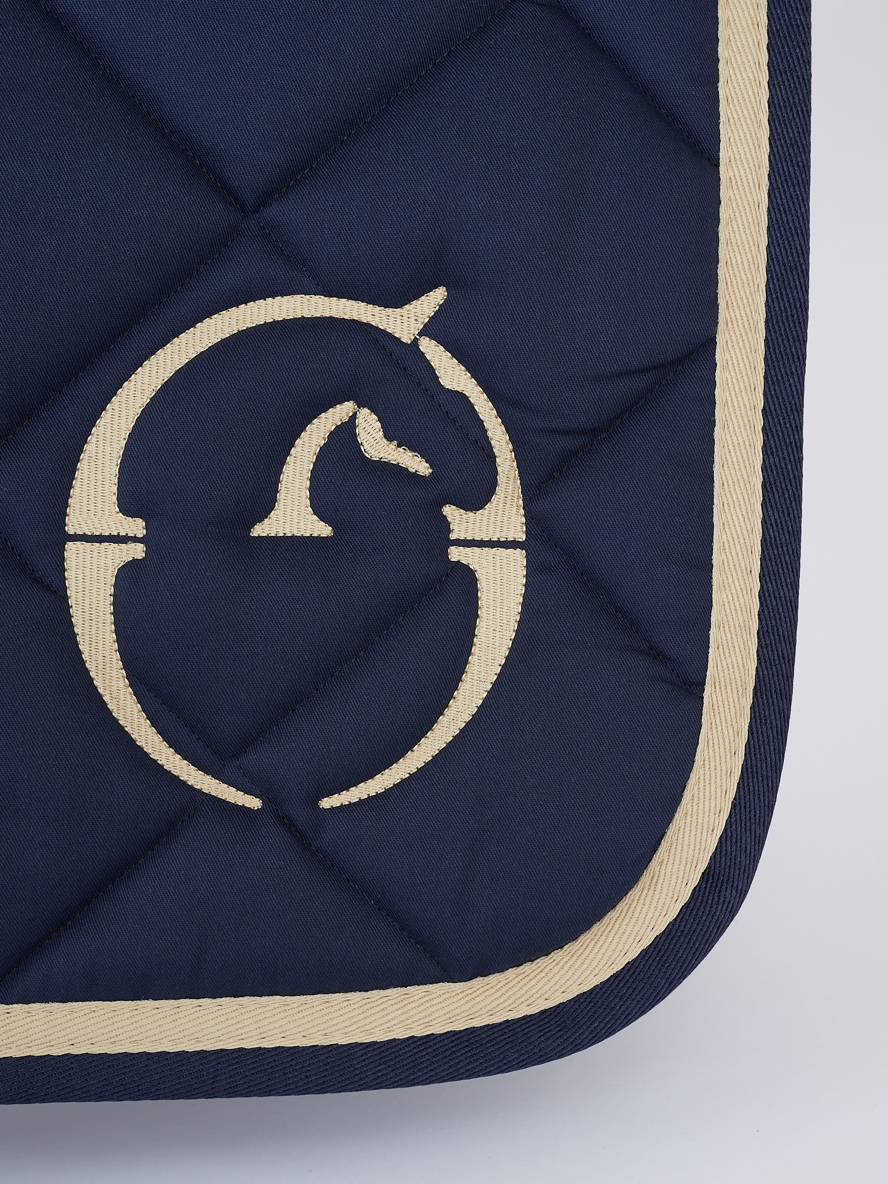 Vestrum Set Zadeldekje & Oornetje Spingen Navy Blauw/Beige | Shop Nu Vestrum Set Zadeldekje & Oornetje Spingen Navy Blauw/Beige | Shop Nu
