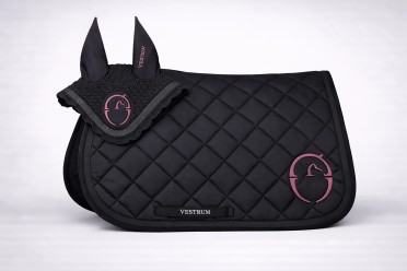 Vestrum Set Bonn Zadeldekje & Oornetje Springen | Zwart / Dark Mauve Vestrum Set Bonn Zadeldekje & Oornetje Springen | Zwart / Dark Mauve