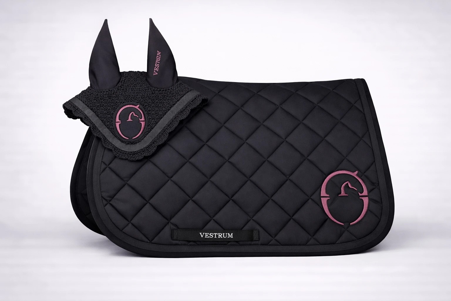 Vestrum Set Bonn Zadeldekje & Oornetje Springen | Zwart / Dark Mauve Vestrum Set Bonn Zadeldekje & Oornetje Springen | Zwart / Dark Mauve