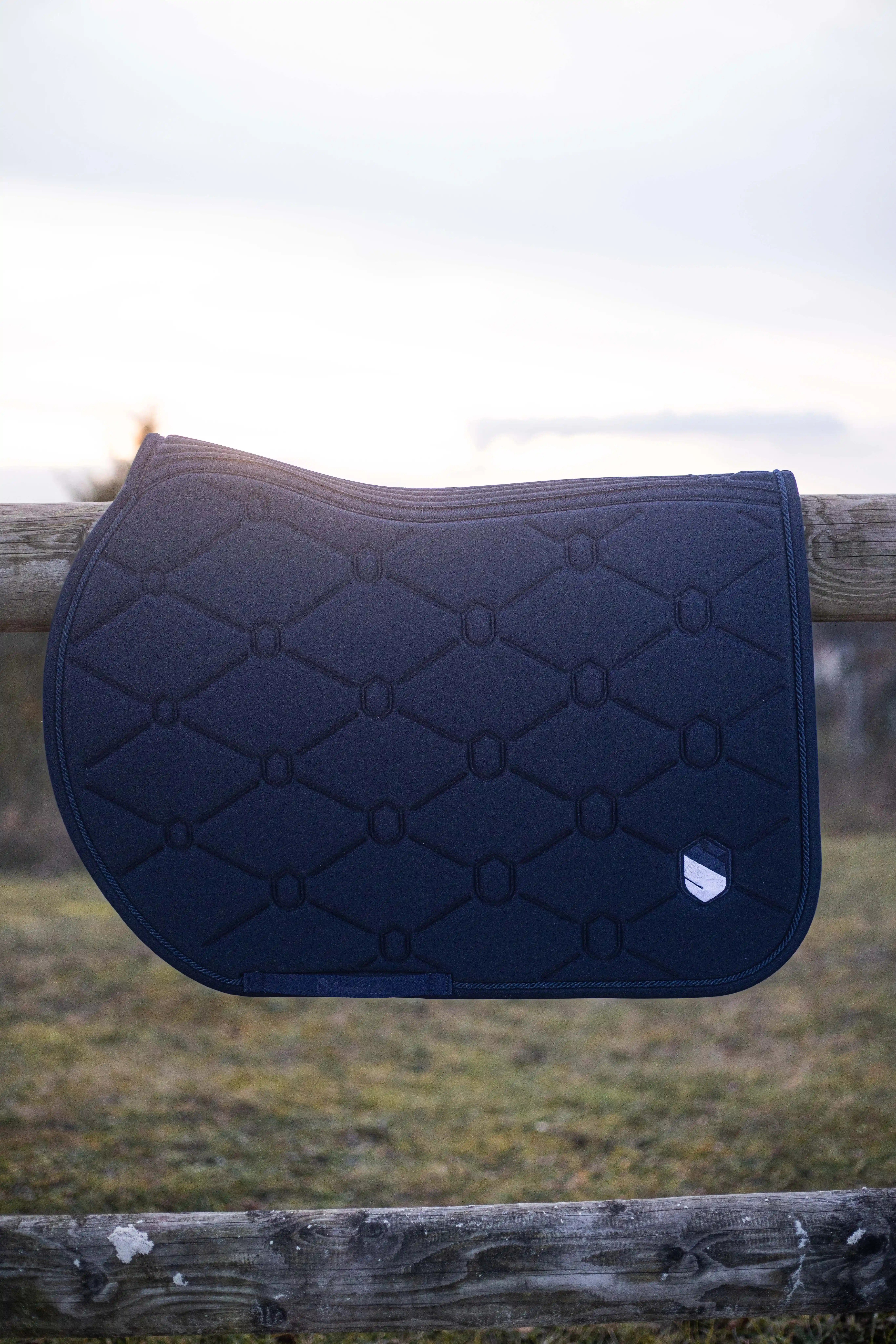 Samshield SpineShield Saddle Pad – Swarovski, Ergonomic & Shock-Absorbing Samshield SpineShield Saddle Pad – Swarovski, Ergonomic & Shock-Absorbing
