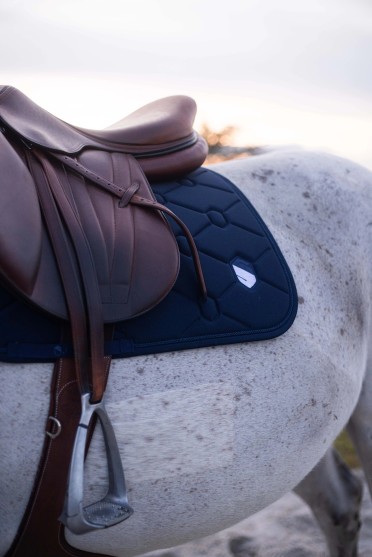 Samshield SpineShield Saddle Pad – Swarovski, Ergonomic & Shock-Absorbing Samshield SpineShield Saddle Pad – Swarovski, Ergonomic & Shock-Absorbing