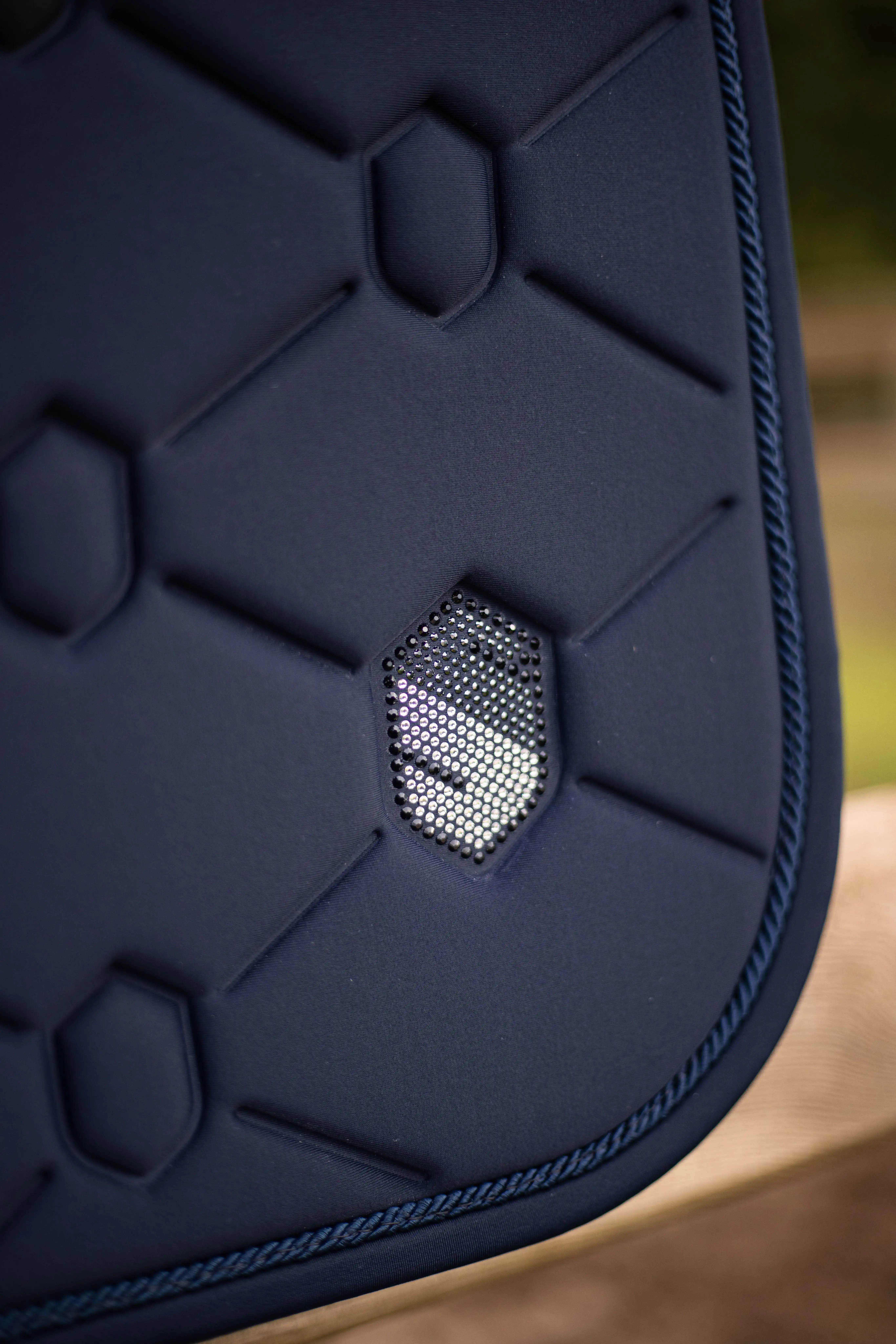 Samshield SpineShield Zadeldekje – Swarovski, Ergonomisch & Schokabsorberend Samshield SpineShield Zadeldekje – Swarovski, Ergonomisch & Schokabsorberend