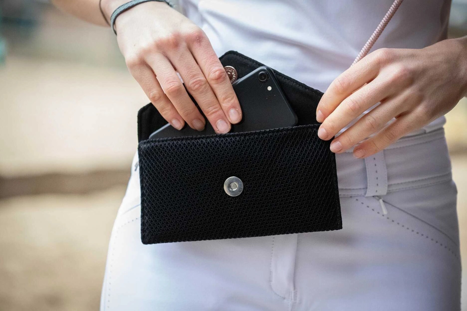 Penelope Leprevost mesh telefoontasje riem | Shop nu Penelope Leprevost mesh telefoontasje riem | Shop nu