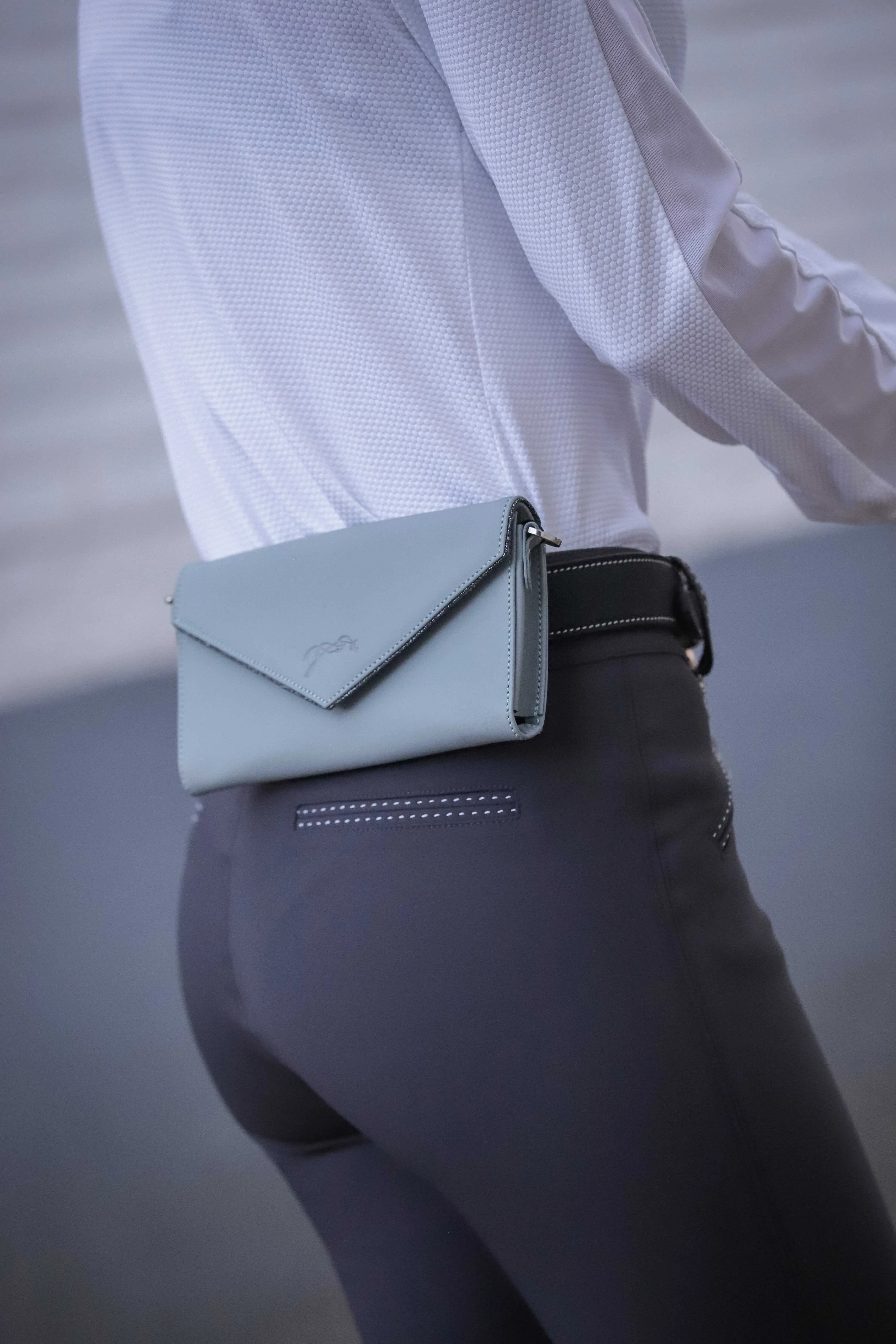 Penelope Leprevost telefoontasje leer blauw grijs | Shop nu Penelope Leprevost telefoontasje leer blauw grijs | Shop nu