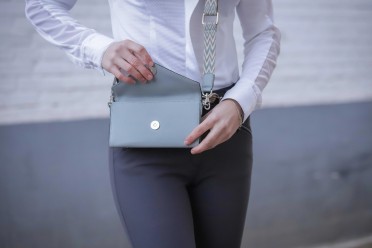 Penelope Leprevost telefoontasje leer blauw grijs | Shop nu Penelope Leprevost telefoontasje leer blauw grijs | Shop nu