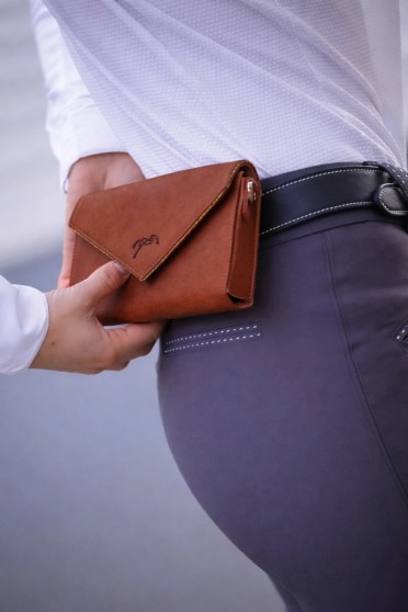 Penelope Leprevost telefoontasje leer cognac strap | Shop nu Penelope Leprevost telefoontasje leer cognac strap | Shop nu