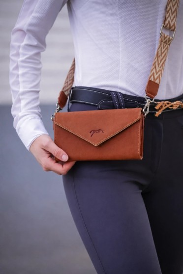 Penelope Leprevost telefoontasje leer cognac strap | Shop nu Penelope Leprevost telefoontasje leer cognac strap | Shop nu