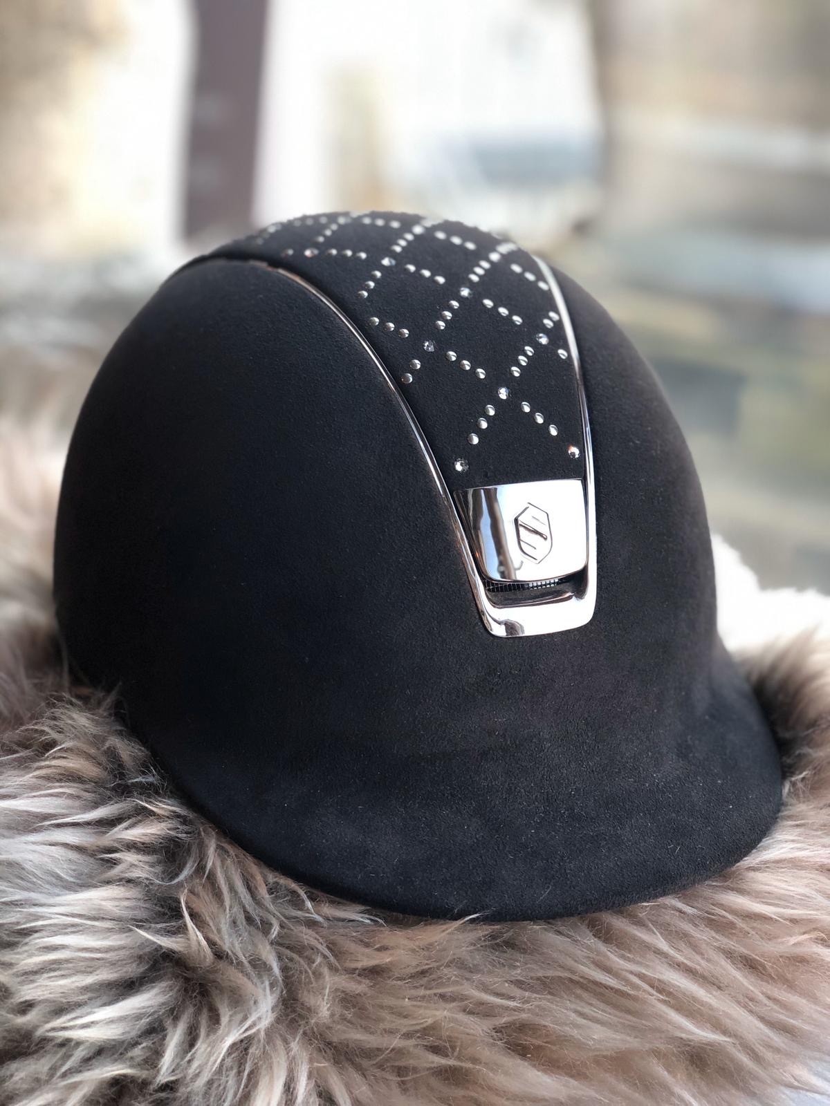 Samshield Cap Premium Zwart + Top Lozenge Swarovski + Chroom Zwart Samshield Cap Premium Zwart + Top Lozenge Swarovski + Chroom Zwart