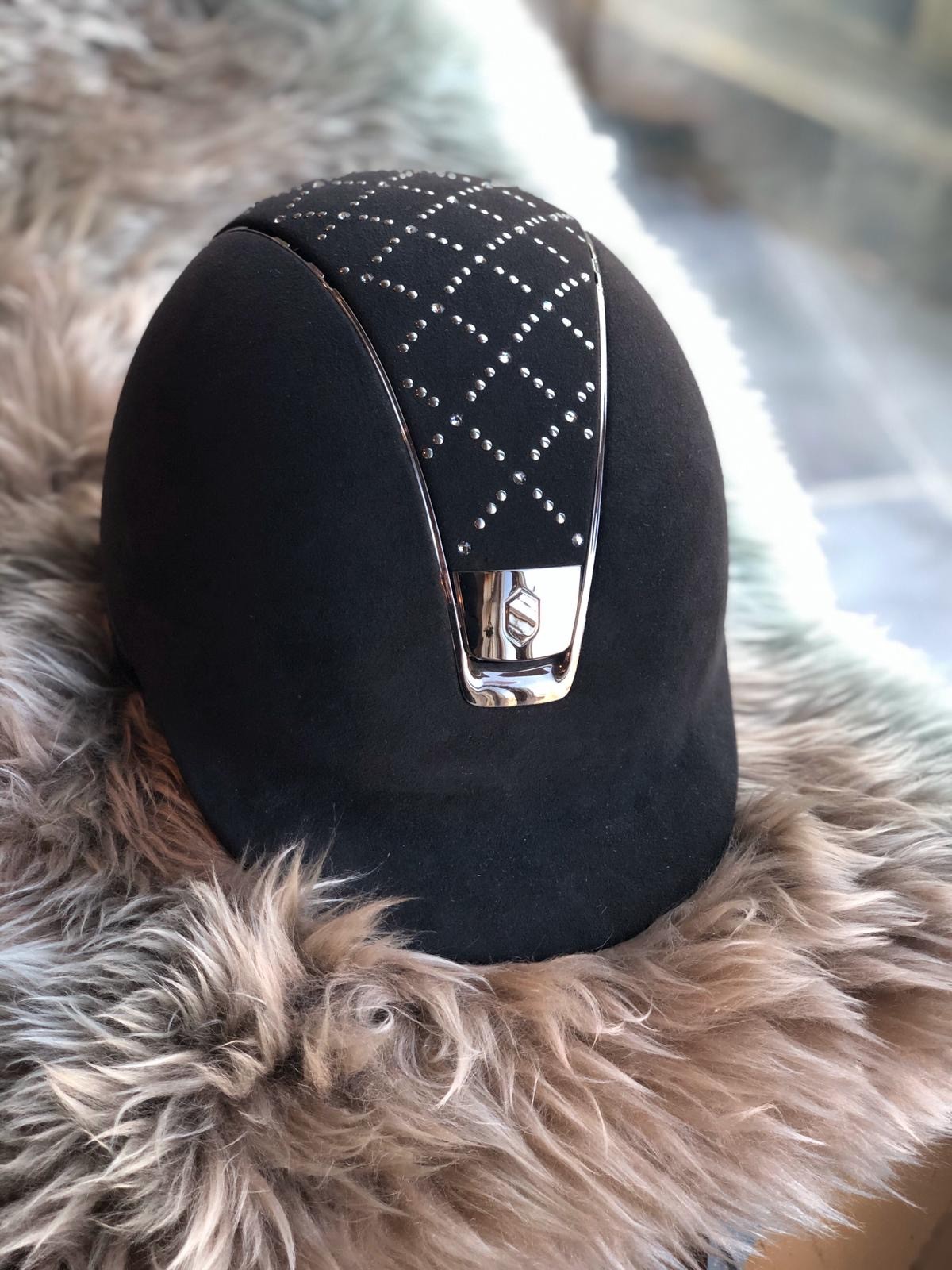 Samshield Cap Premium Zwart + Top Lozenge Swarovski + Chroom Zwart Samshield Cap Premium Zwart + Top Lozenge Swarovski + Chroom Zwart