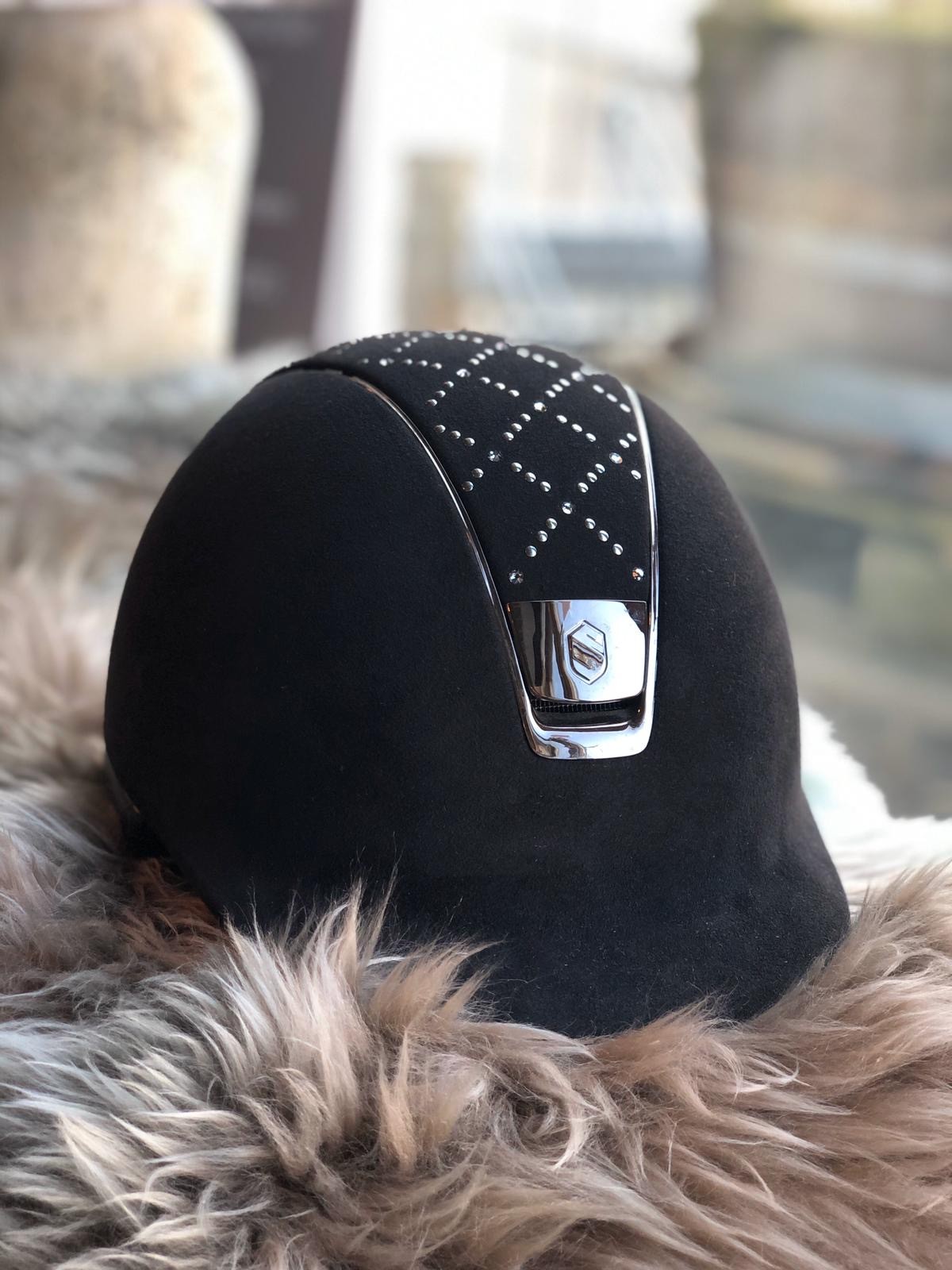 Samshield Cap Premium Zwart + Top Lozenge Swarovski + Chroom Zwart Samshield Cap Premium Zwart + Top Lozenge Swarovski + Chroom Zwart