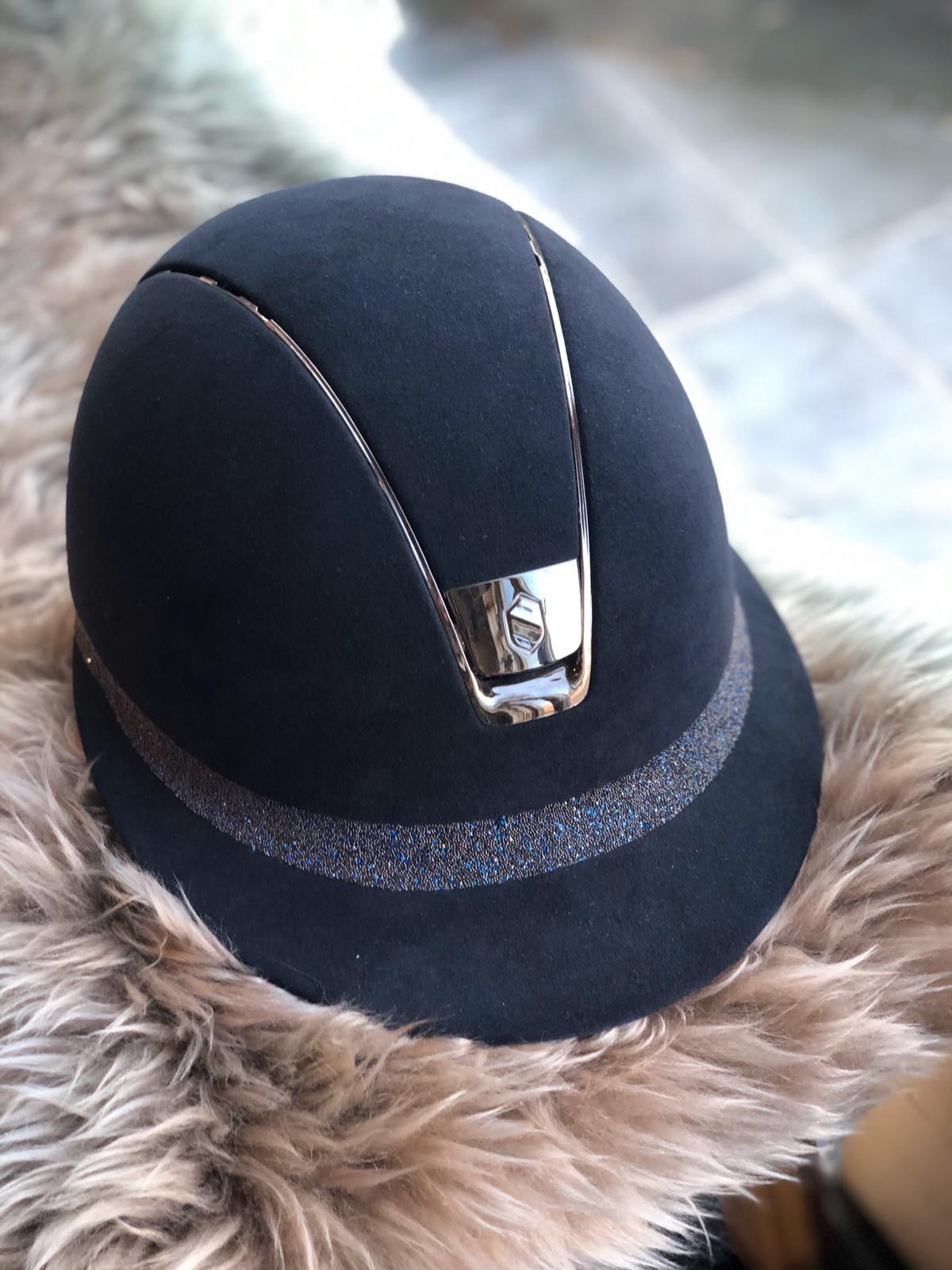 Miss Shield Premium Blauw Met Crystal Fabric Op De Front Band Miss Shield Premium Blauw Met Crystal Fabric Op De Front Band
