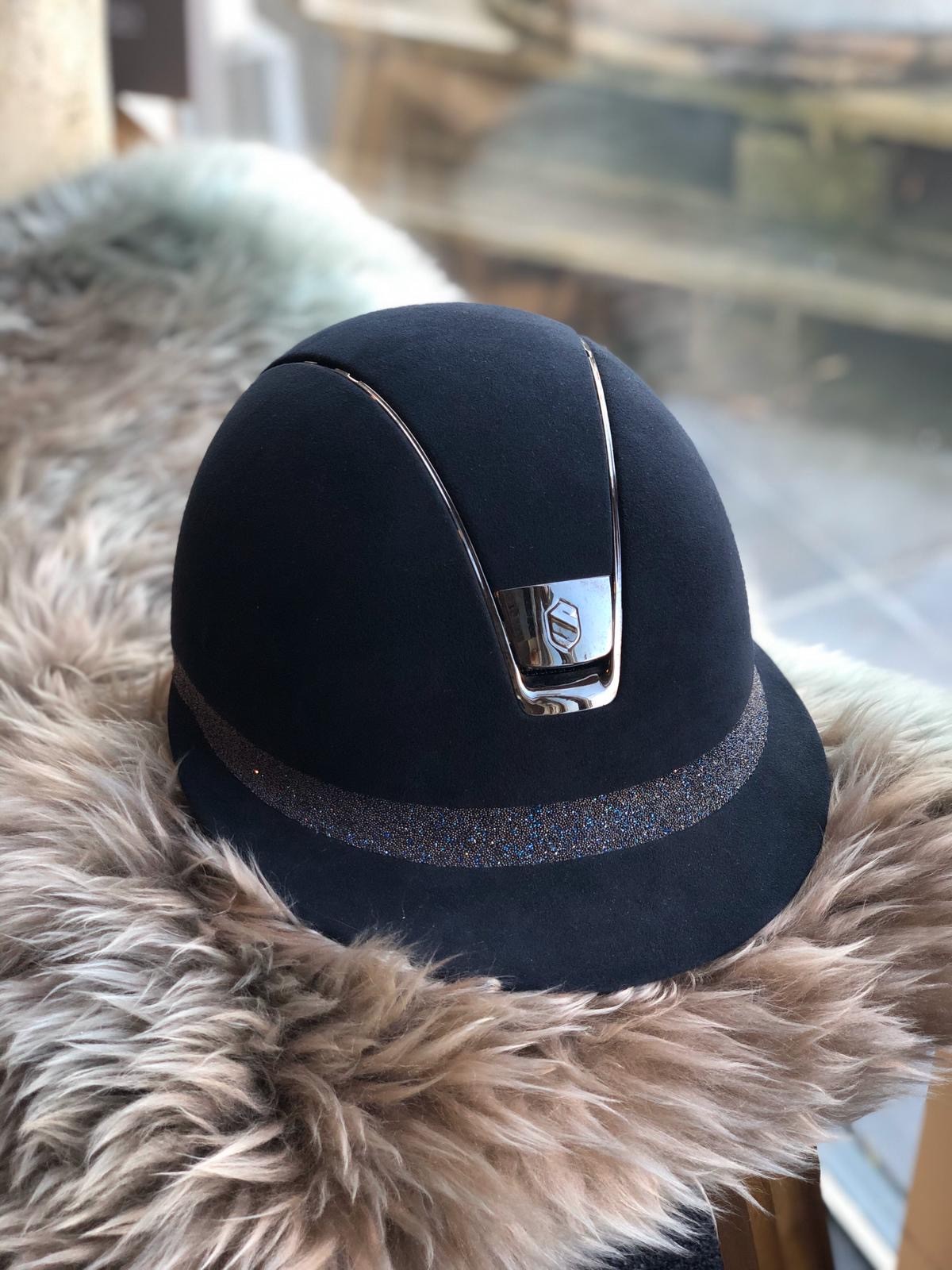 Miss Shield Premium Blauw Met Crystal Fabric Op De Front Band Miss Shield Premium Blauw Met Crystal Fabric Op De Front Band
