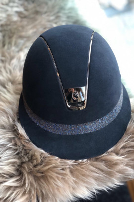Miss Shield Premium Blauw Met Crystal Fabric Op De Front Band Miss Shield Premium Blauw Met Crystal Fabric Op De Front Band