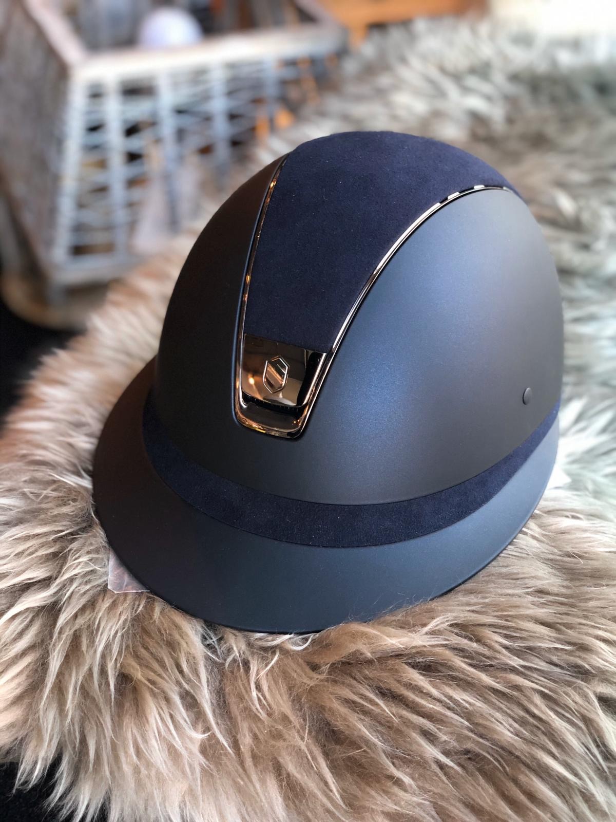Samshield Cap Shadowmatt + Top Alcantara + Chroom/5 Swarovski Samshield Cap Shadowmatt + Top Alcantara + Chroom/5 Swarovski