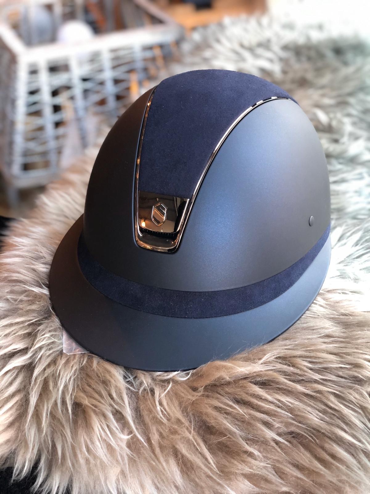 Samshield Cap Shadowmatt + Top Alcantara + Chroom/5 Swarovski Samshield Cap Shadowmatt + Top Alcantara + Chroom/5 Swarovski