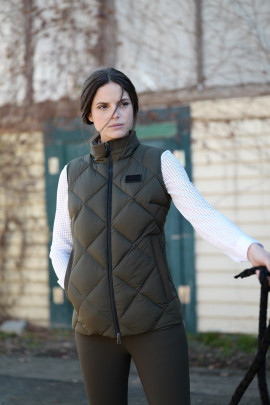 Klassieke dames bodywarmer van het kwaliteitsmerk Cavalleria Toscana. Klassieke dames bodywarmer van het kwaliteitsmerk Cavalleria Toscana.